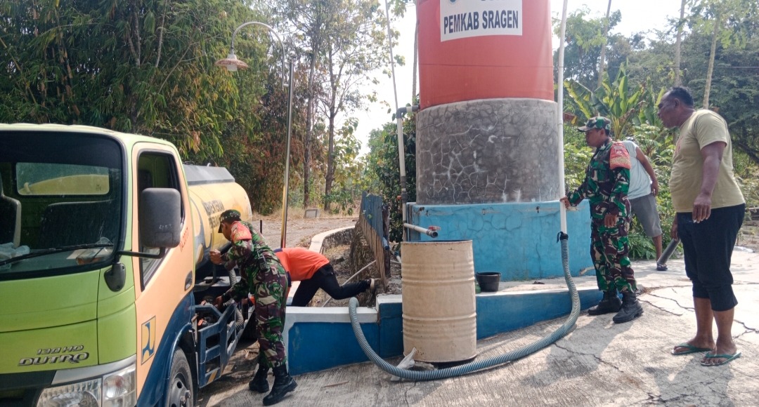 Kekeringan Melanda Srawung, Babinsa dan BPBD Droping 8.000 Liter Air Bersih   