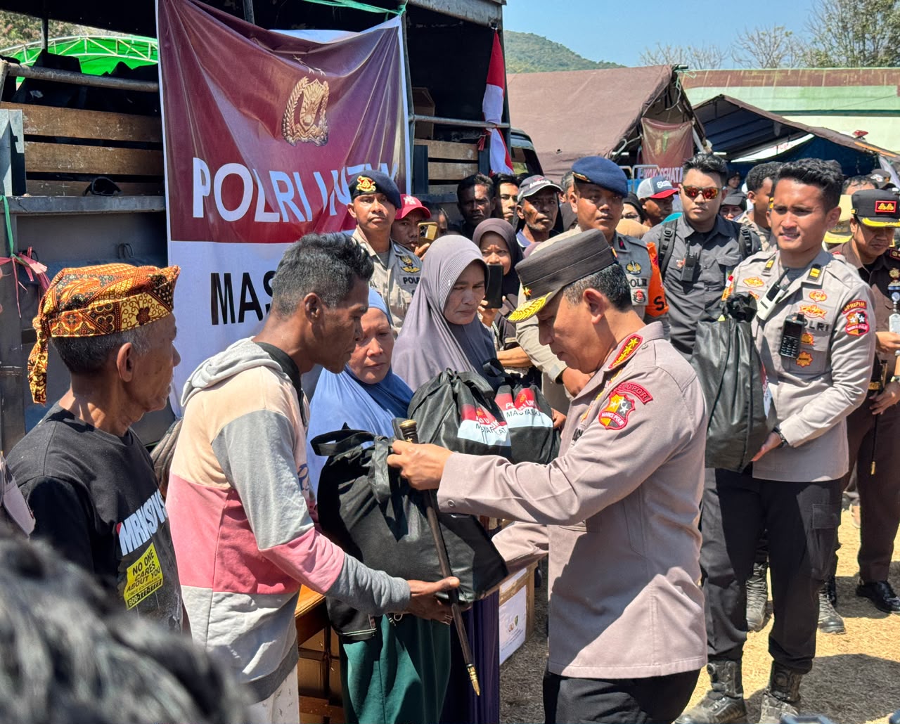 Polri Perkuat Penanganan Gempa NTT, Kapolri Tinjau Lokasi Terdampak dan Serahkan Bantuan   