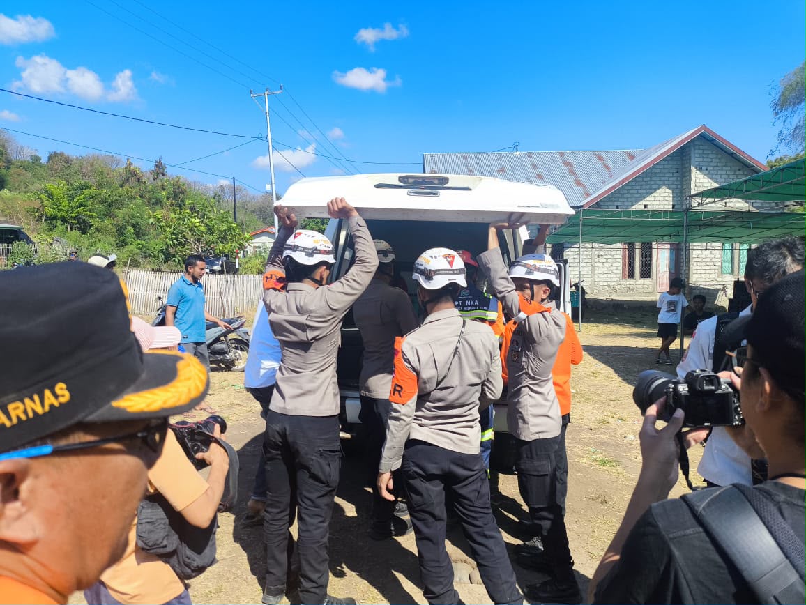 Pelayanan Makanan dan Evakuasi Korban Gempa oleh SAR Korbrimob Polri di Manggarai Timur