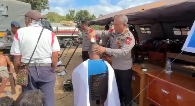 SAR Korbrimob Polri Perkuat Trauma Healing bagi Warga Terdampak Gempa NTT   