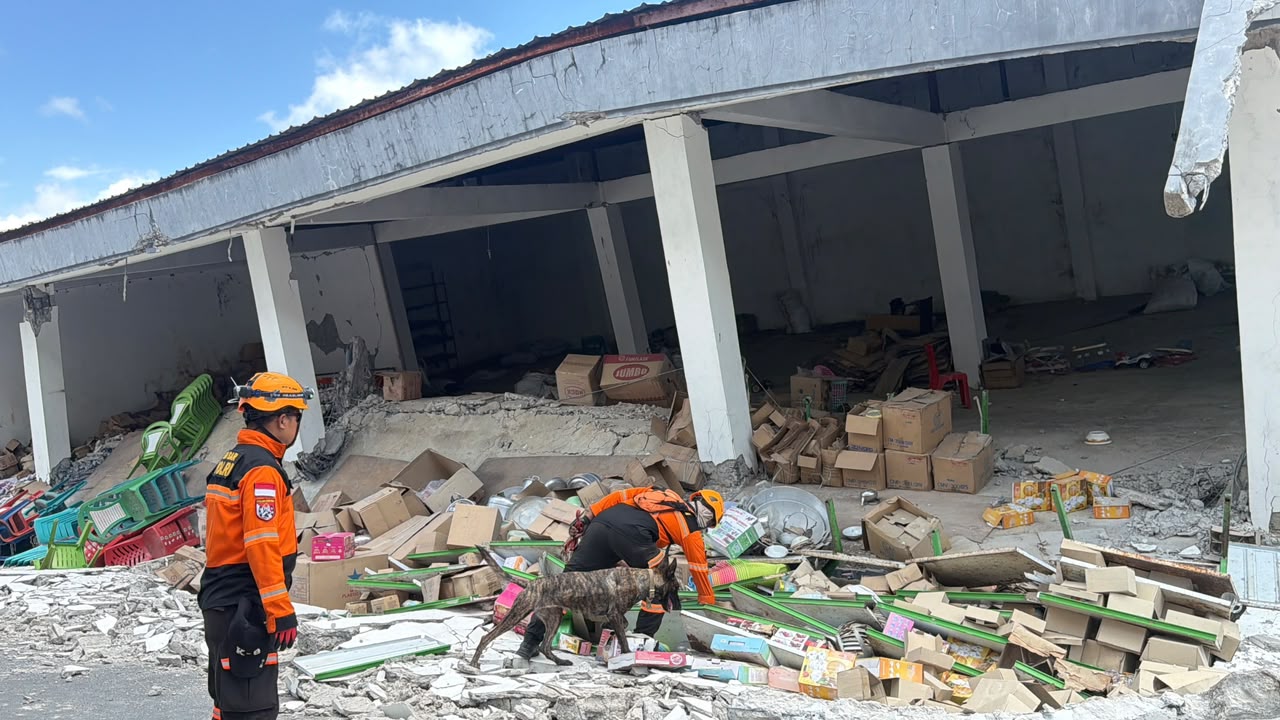 Bantu Cari Korban, Tim K-9 SAR Ditpolsatwa Baharkam Polri Sisir Lokasi Rawan di Reo