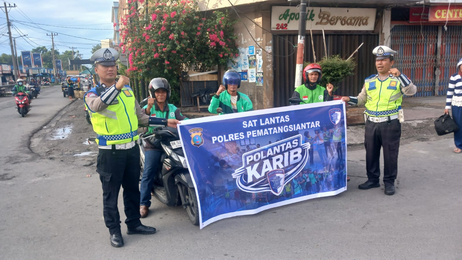 Sat Lantas Polres Pematangsiantar Edukasi Safety Riding Kepada Pengemudi Ojek Online, Dukung 100 Hari Kinerja Kakorlantas Polri   