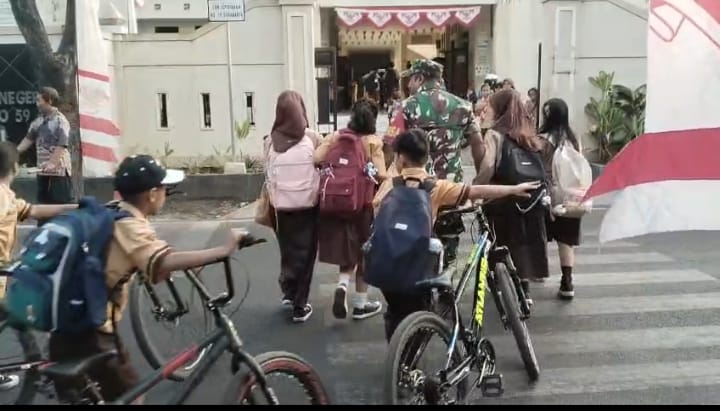 Babinsa Joyotakan Amankan Arus Lalu Lintas & Bantu Penyebrangan Siswa SDN 59 Joyotakan   