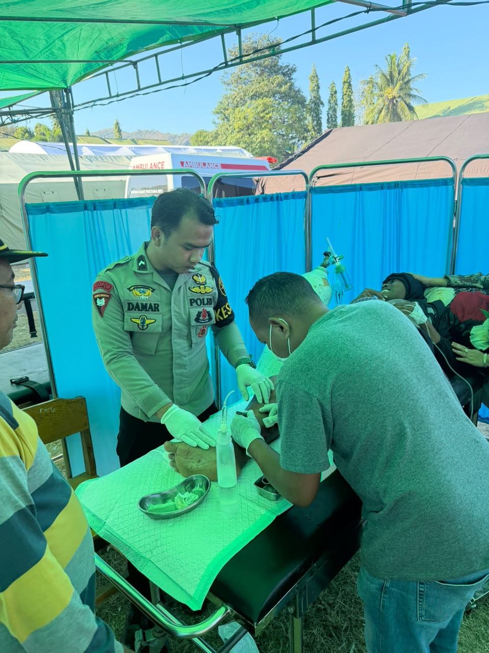 Tertimpa Batu Saat Gempa, Warga Dievakuasi Tim Kesehatan Taktis Korbrimob Polri   
