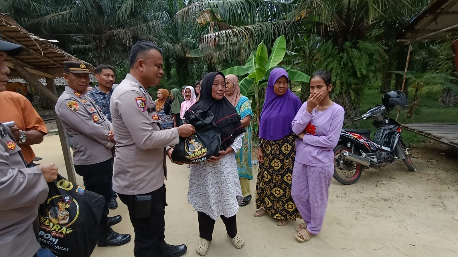 Jumat Berkah Polsek Lima Puluh: 50 Warga & Kelompok Tani Terima Sembako dari Kapolres Batu Bara