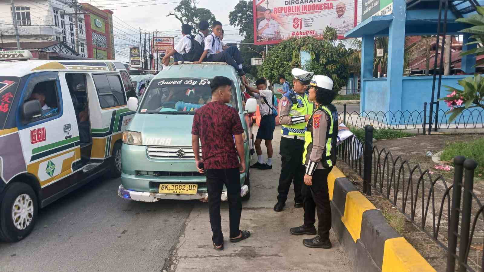 Sat Lantas Pematangsiantar Edukasi Pengemudi & Pelajar, Cegah Penumpang Duduk di Atas Kap Mobil