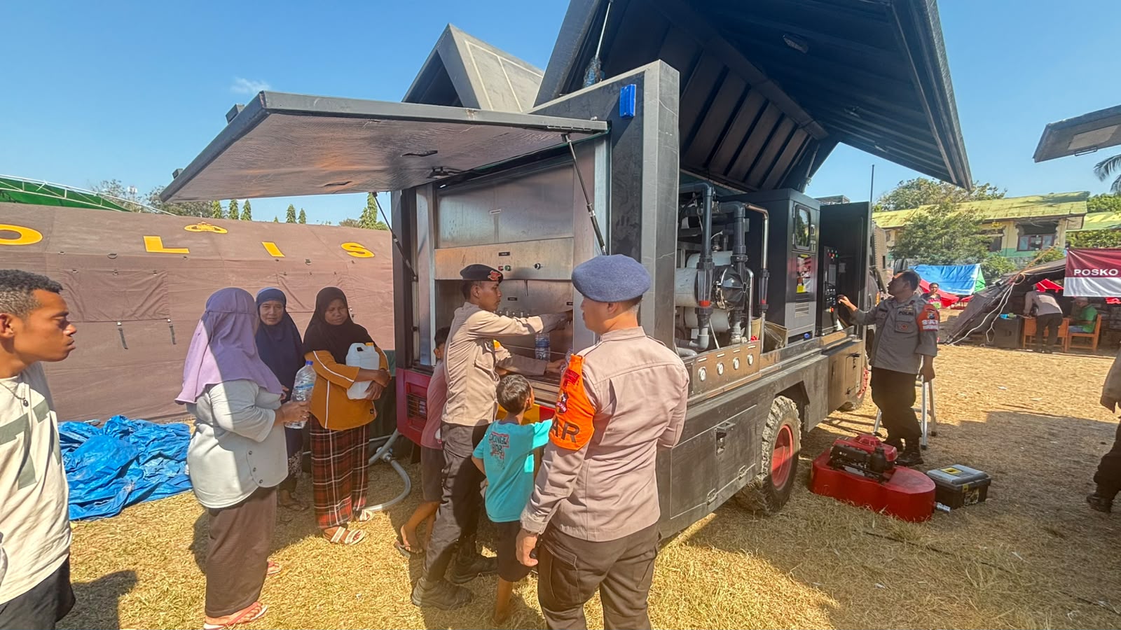 Brimob Operasikan Ransus Water Treatment dan Watergen, Sediakan Air Bersih bagi Pengungsi di Manggarai