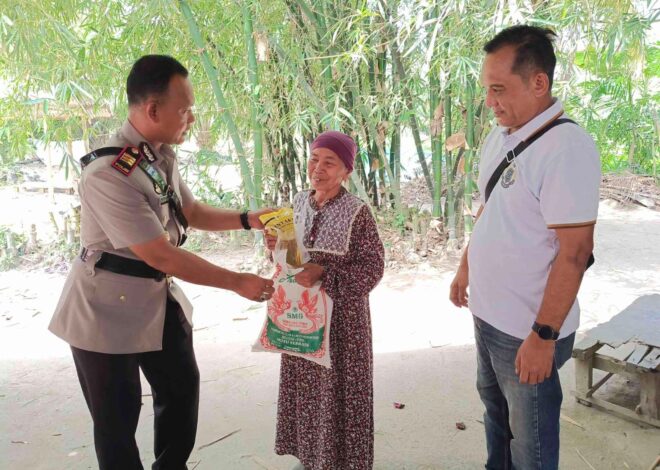 Polsek Air Putih Gelar Jumat Berkah, Bantuan Beras Diserahkan ke Warga Kurang Mampu Kuala Indah   