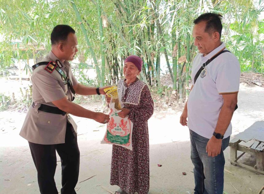 Polsek Air Putih Gelar Jumat Berkah, Bantuan Beras Diserahkan ke Warga Kurang Mampu Kuala Indah   