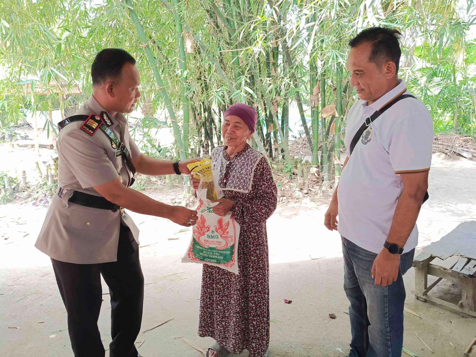 Polsek Air Putih Gelar Jumat Berkah, Bantuan Beras Diserahkan ke Warga Kurang Mampu Kuala Indah   