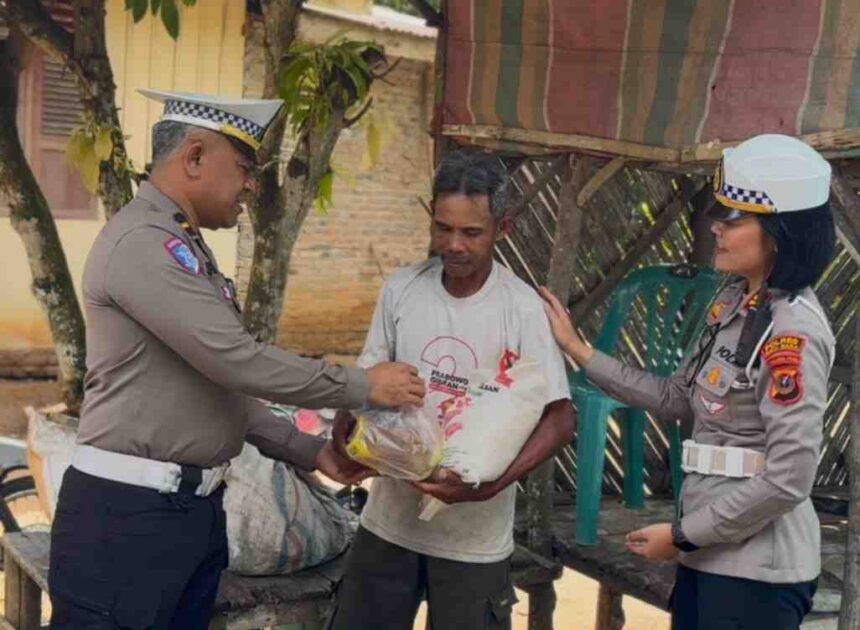 Sat Lantas Polres Batu Bara Gelar Jumat Berkah: Patroli Lalu Lintas & Berbagi Sembako ke Warga Sumber Padi   