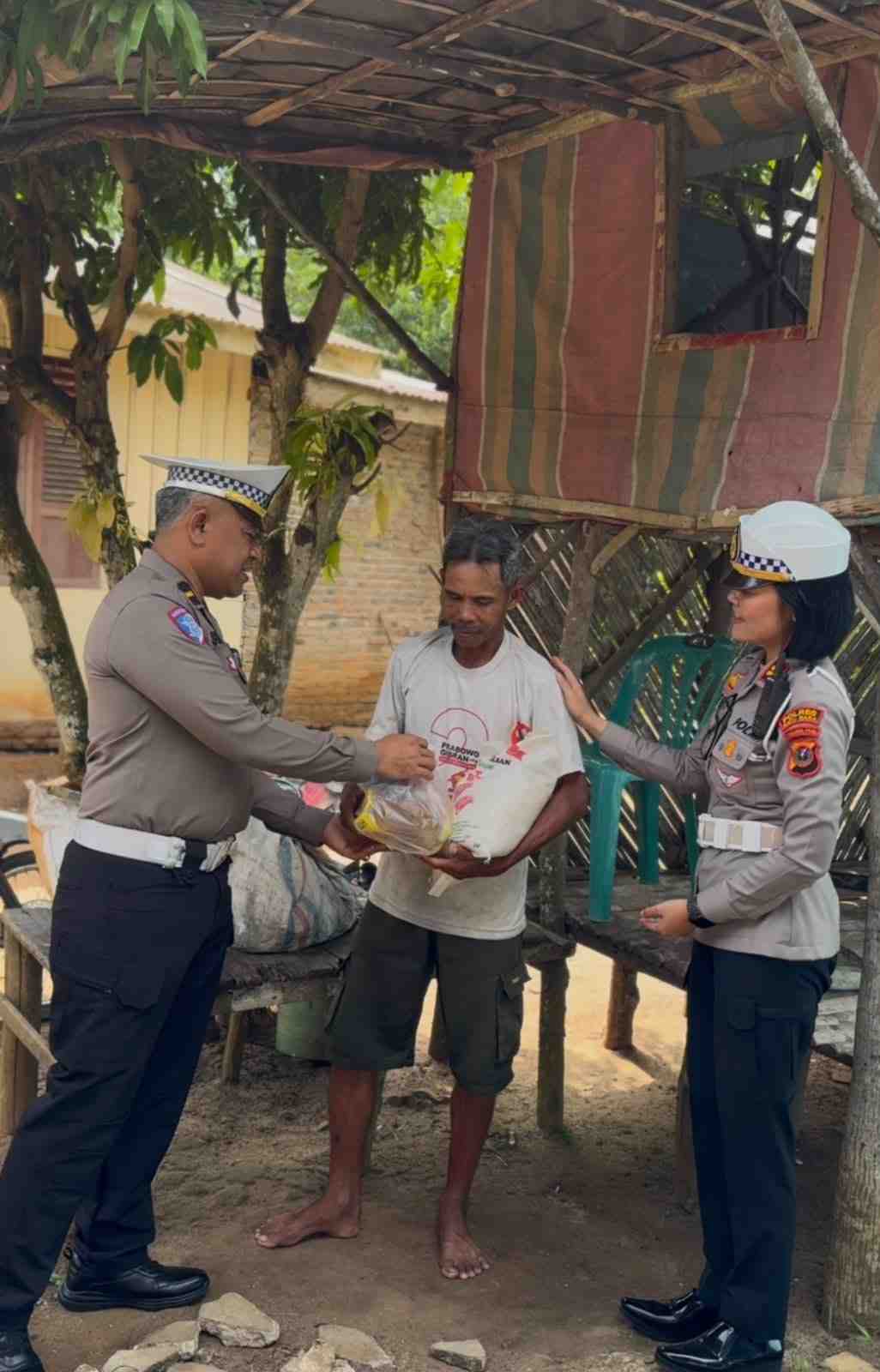 Sat Lantas Polres Batu Bara Gelar Jumat Berkah: Patroli Lalu Lintas & Berbagi Sembako ke Warga Sumber Padi   