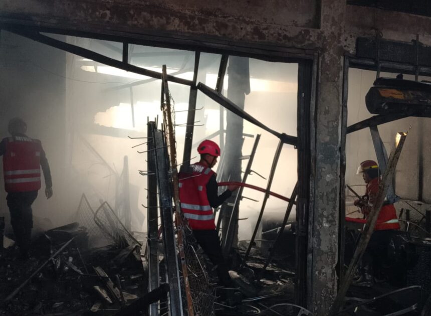 Gerak Cepat Padamkan Api, Respon Bencana Brimob Batalyon B Pelopor Terjun Tangani Kebakaran di Kutai Barat