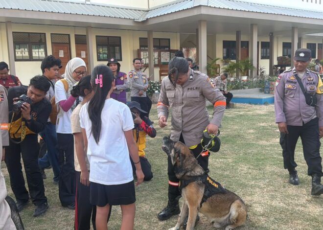 Tiba di Manggarai Barat, Tim K-9 Ditpolsatwa Bukan Hanya Mencari Korban Tapi juga hibur korban gempa NTT