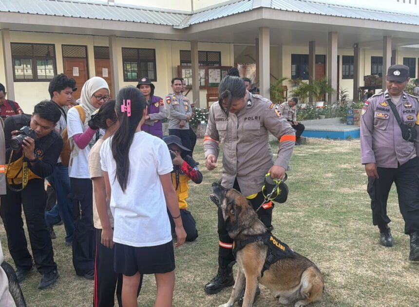 Tiba di Manggarai Barat, Tim K-9 Ditpolsatwa Bukan Hanya Mencari Korban Tapi juga hibur korban gempa NTT