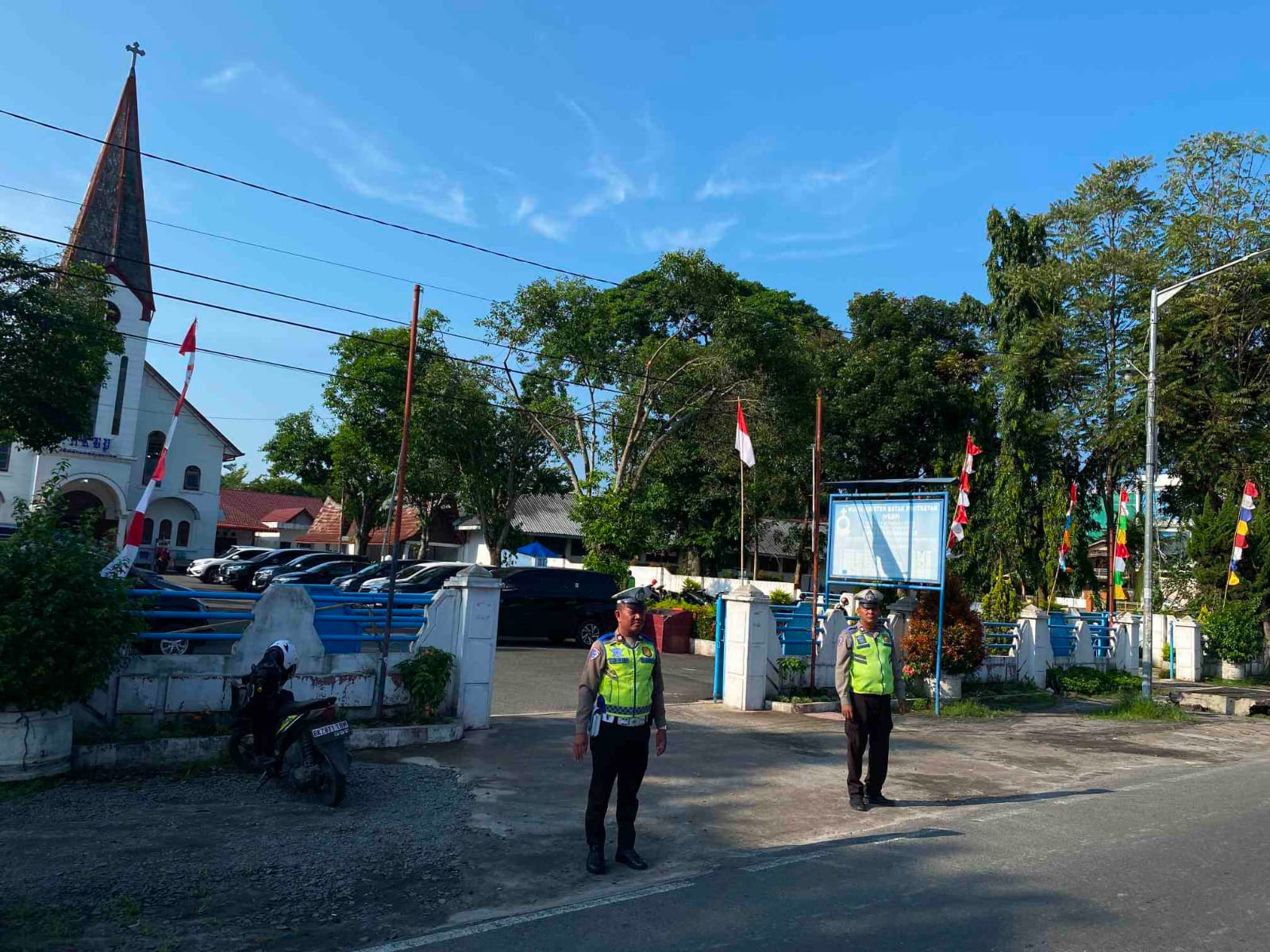 Gereja Dipantau, Sat Lantas Pematangsiantar Bantu Atur Lalu Lintas & Menyeberangkan Jemaat   