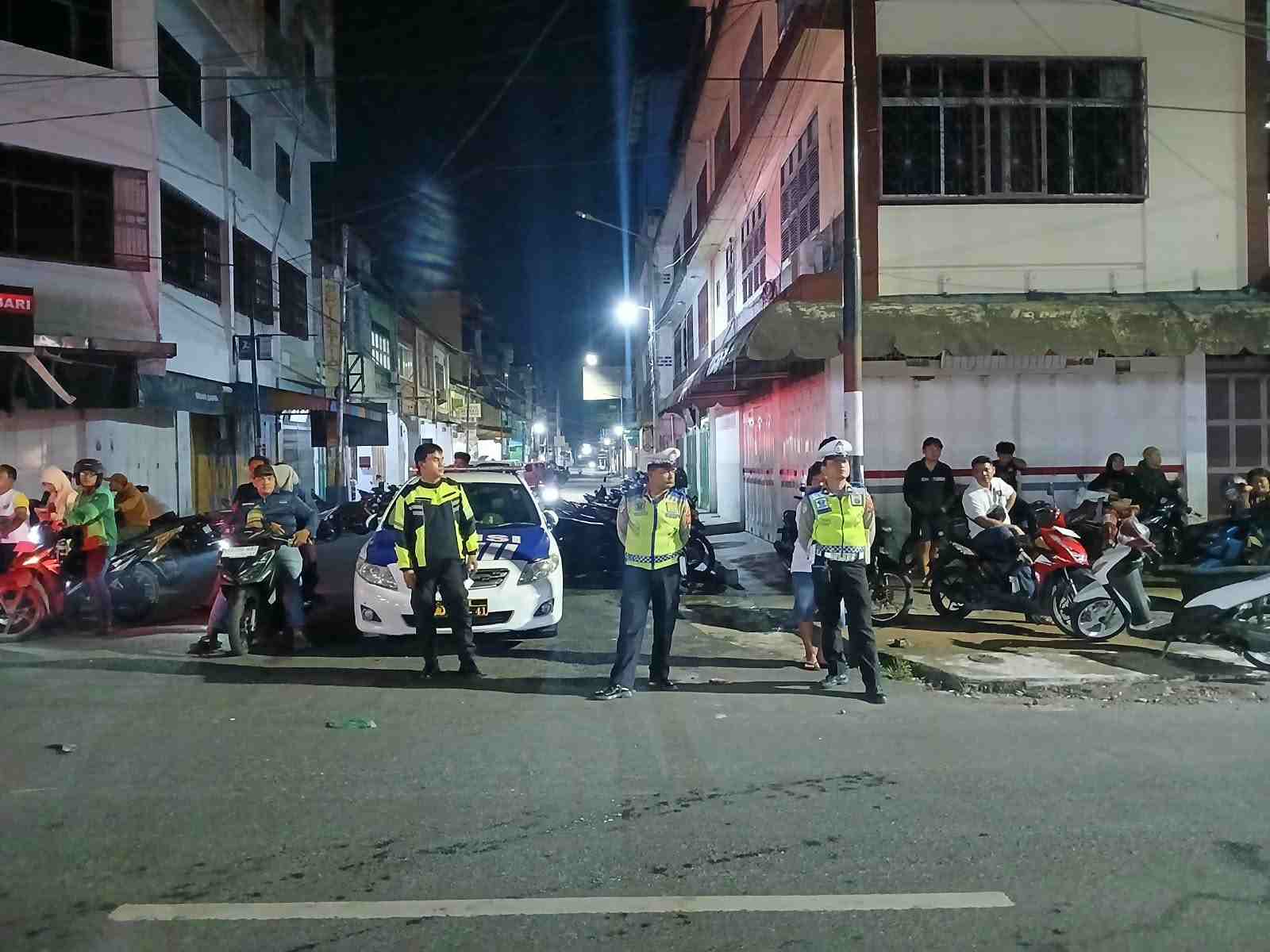 Jamin Akses Evakuasi, Kasat Lantas Bersama Wakapolres Turun Langsung ke Lokasi Kebakaran Jalan Bandung