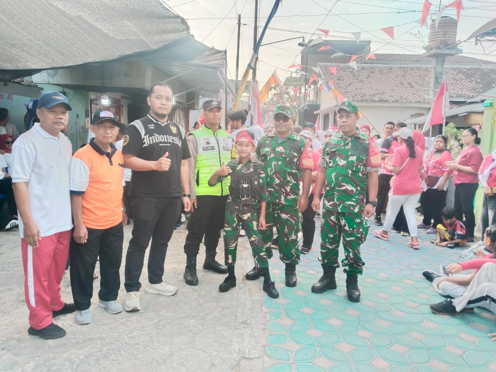 Babinsa Joyotakan Amankan Jalan Sehat Warga yang Dihadiri Wali Kota Surakarta   