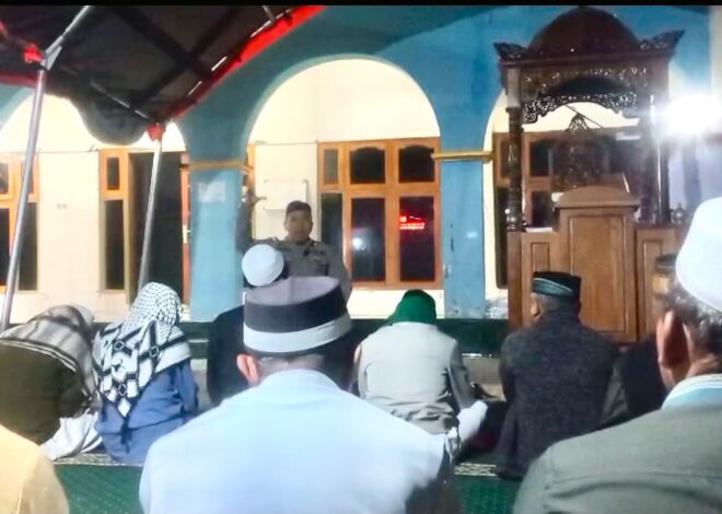 Lewat Salat Subuh dan Tausiah, Brimob Bangun Semangat Kebersamaan Bersama Warga Reo