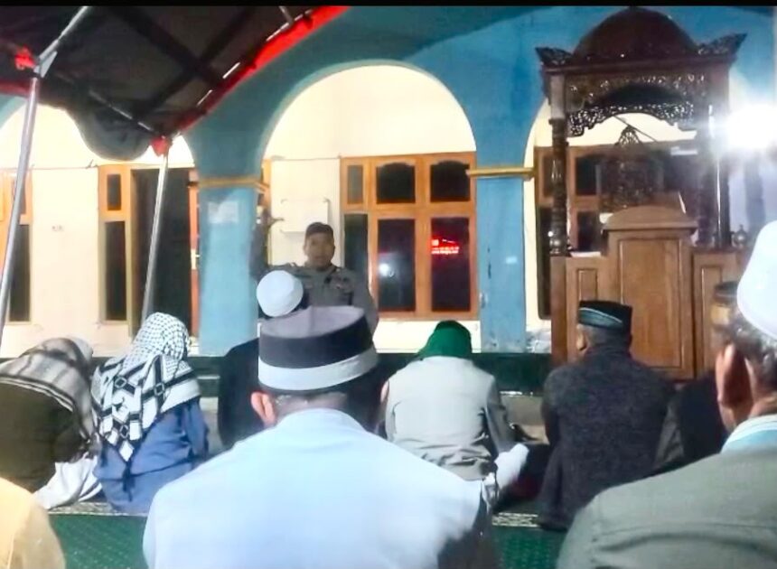 Lewat Salat Subuh dan Tausiah, Brimob Bangun Semangat Kebersamaan Bersama Warga Reo