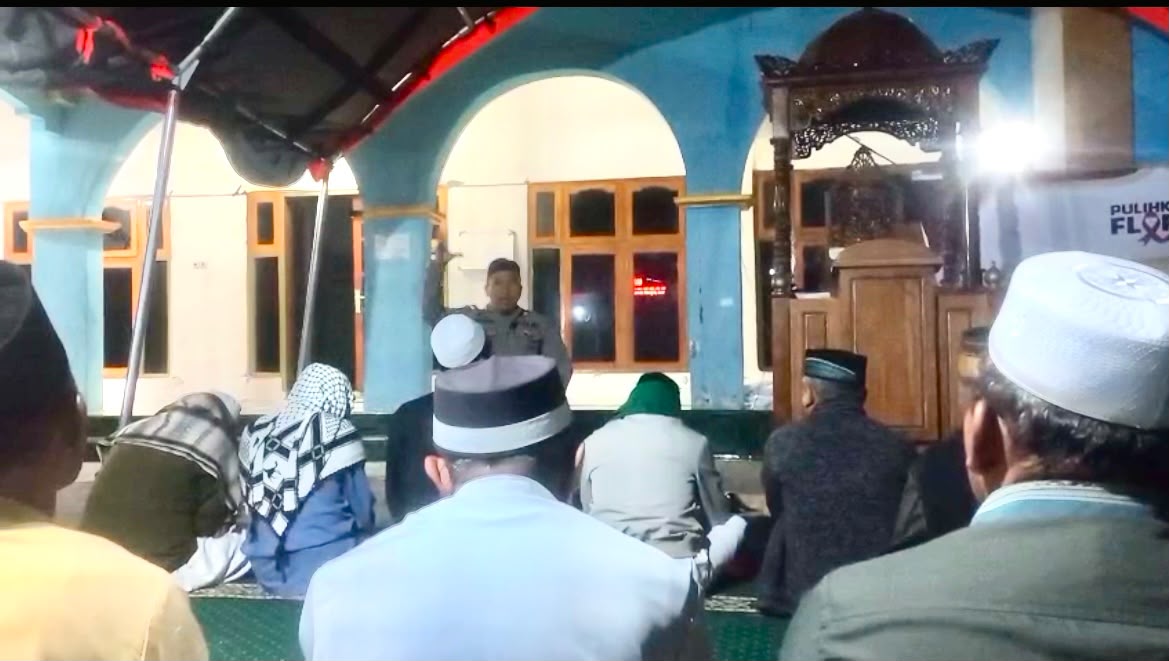 Lewat Salat Subuh dan Tausiah, Brimob Bangun Semangat Kebersamaan Bersama Warga Reo