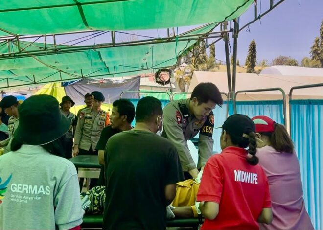 Tim Kesehatan Korbrimob Berikan Pertolongan Darurat kepada Warga di Posko Barangkolong