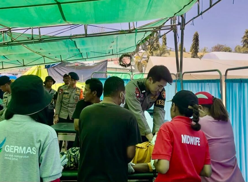 Tim Kesehatan Korbrimob Berikan Pertolongan Darurat kepada Warga di Posko Barangkolong
