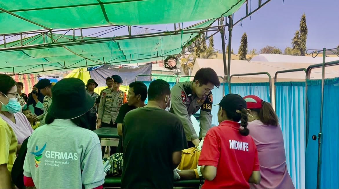 Tim Kesehatan Korbrimob Berikan Pertolongan Darurat kepada Warga di Posko Barangkolong