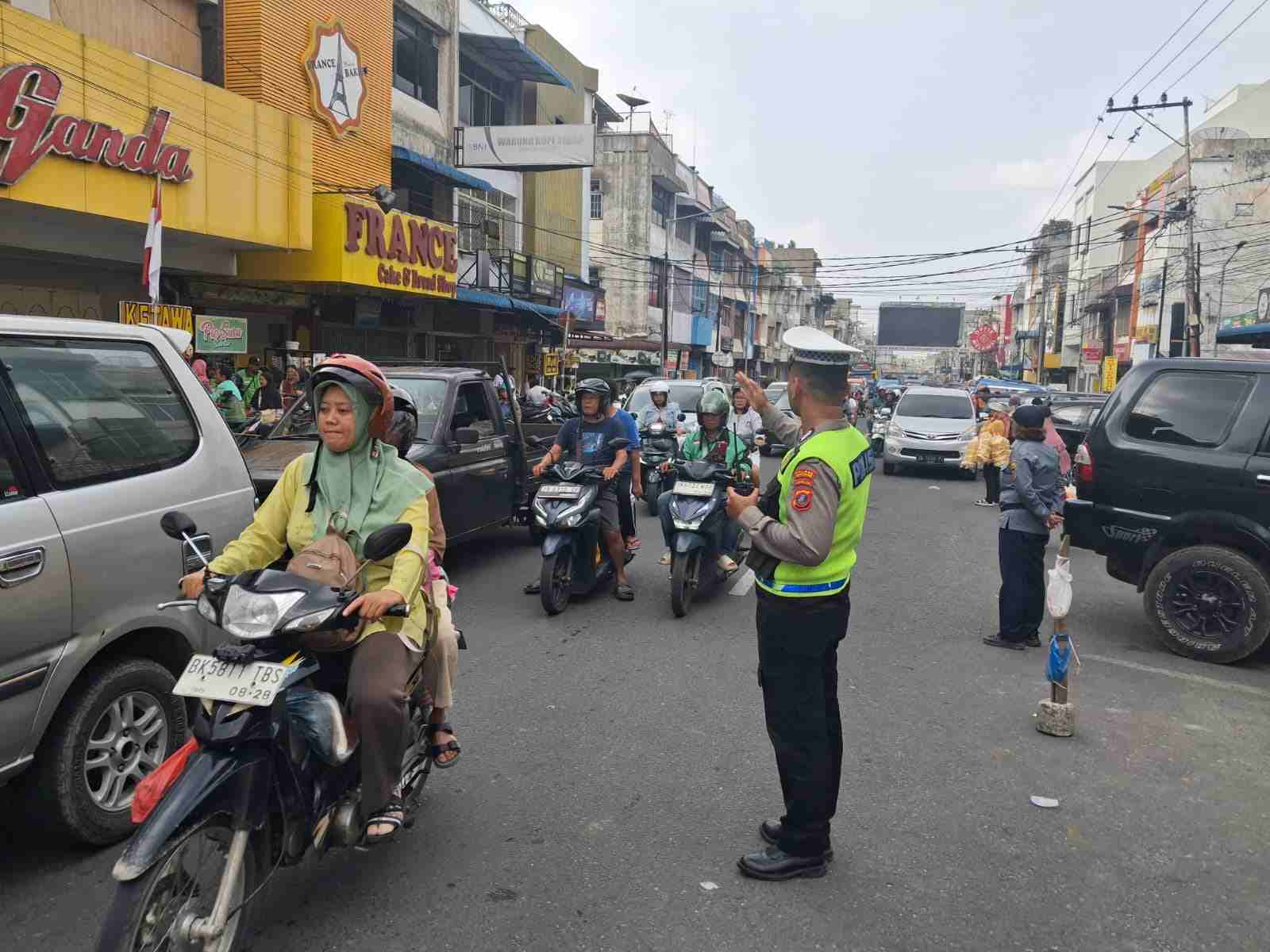Pos Padat Sore Jalan Sutomo Berjalan Lancar, Sat Lantas Pematangsiantar Pastikan Arus Lalu Lintas Tetap Terkendali