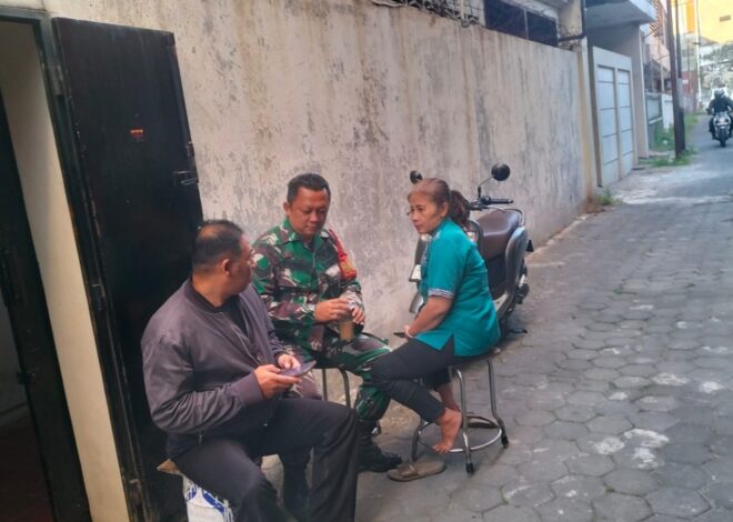 Bincang Santai Menjadi Cara Ampuh Babinsa Kemlayan Selalu Dekat dan Berinteraksi Langsung Dengan Warganya. 