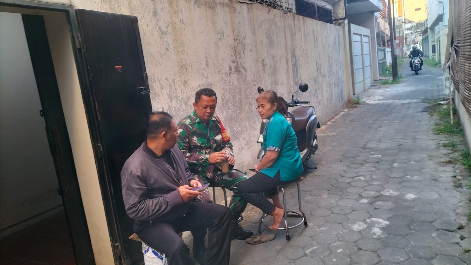 Bincang Santai Menjadi Cara Ampuh Babinsa Kemlayan Selalu Dekat dan Berinteraksi Langsung Dengan Warganya. 