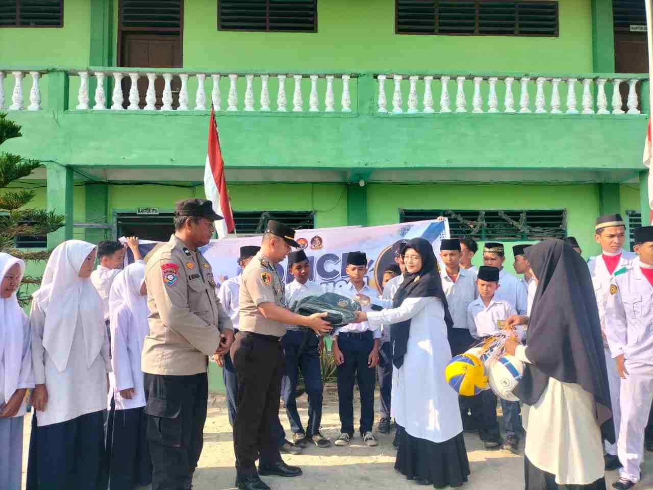 Kasat Tahti Polres Batu Bara Laksanakan Police Go To School di MTs Al-Irsyad Medang Deras   