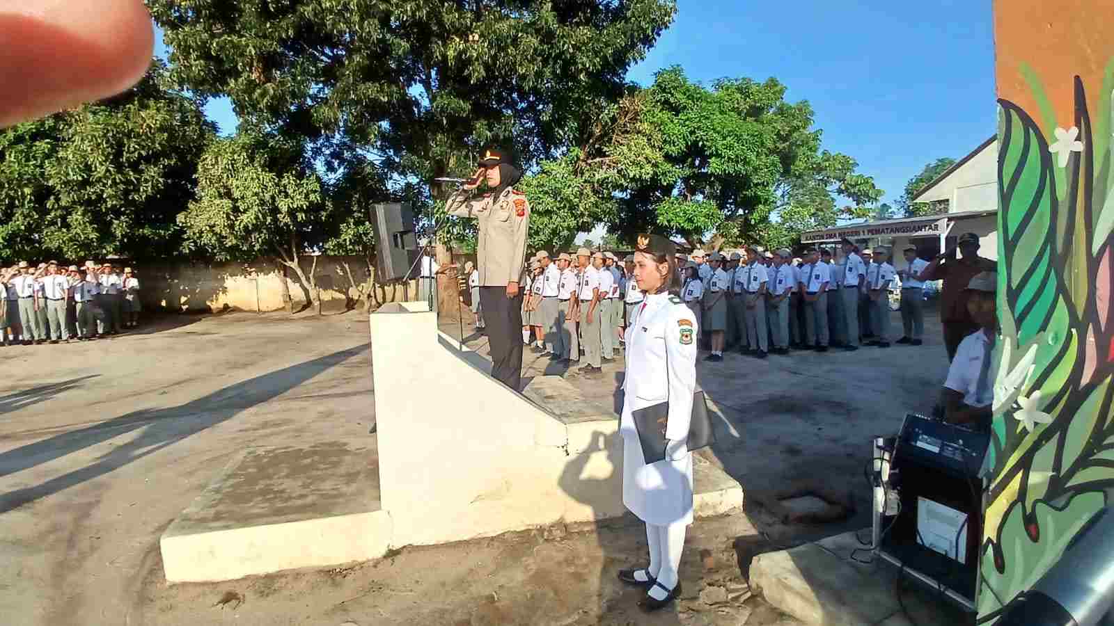 Peringati HUT Polwan ke-78, Polres Pematangsiantar Gelar Police Goes To School di 3 Sekolah, Bagikan Helm SNI & Edukasi Keselamatan