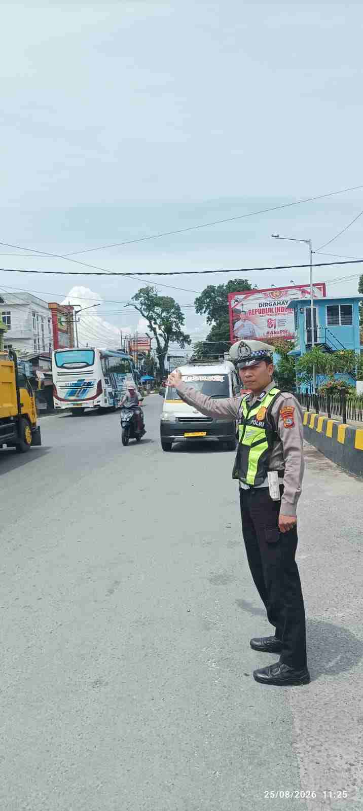 Sat Lantas Pematangsiantar Atur Lalu Lintas di Jalan Parapat Simpang Dua, Arus Kendaraan Tetap Lancar   