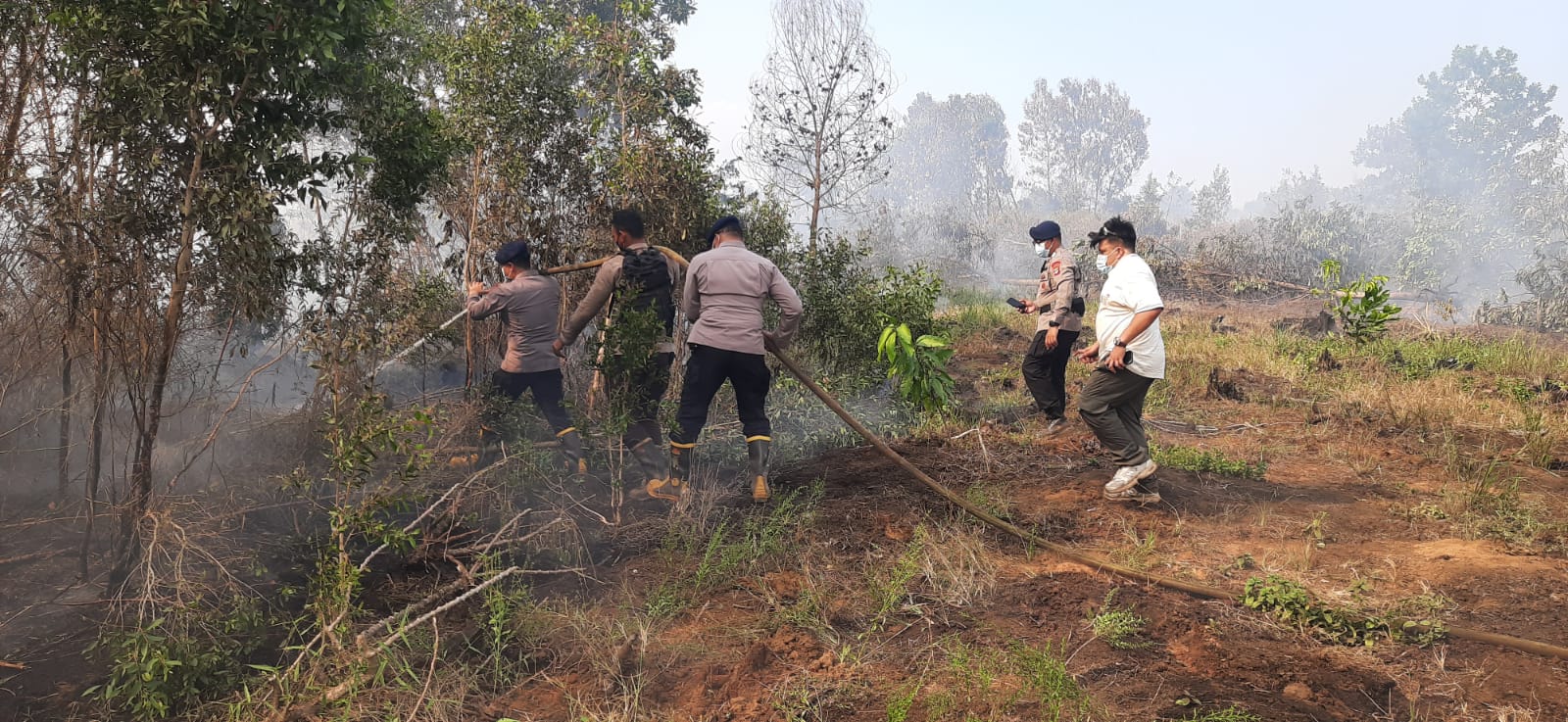 Dansat Brimob Kalsel Pimpin Langsung Pemadaman Karhutla di Guntung Damar Banjarbaru   