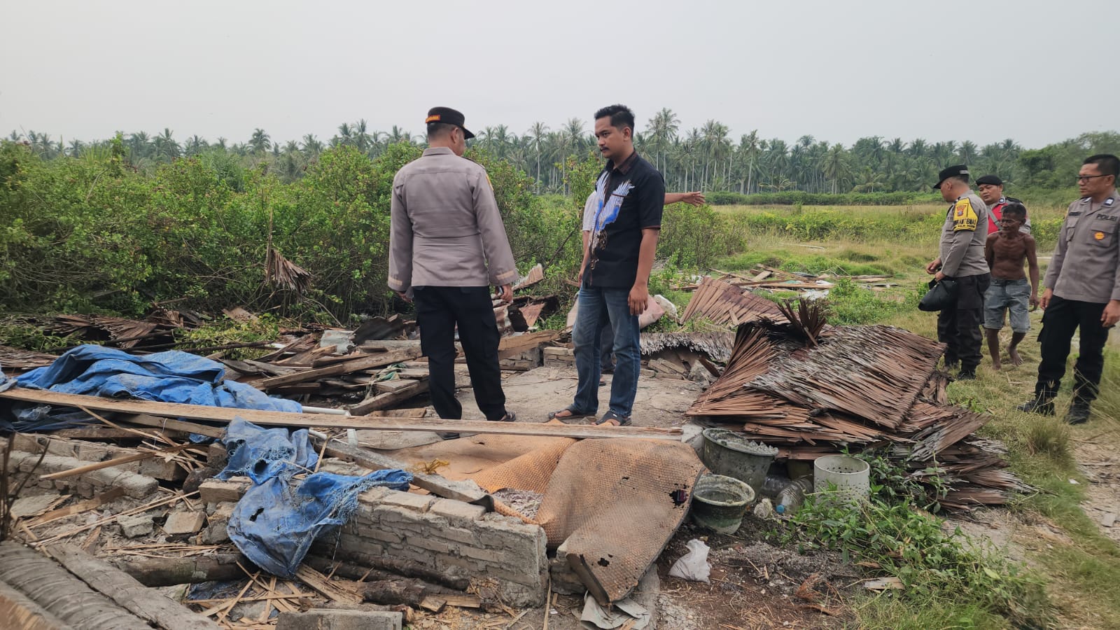 Peduli Warga Terdampak Angin Kencang, Polsek Lima Puluh Salurkan Bantuan Sembako