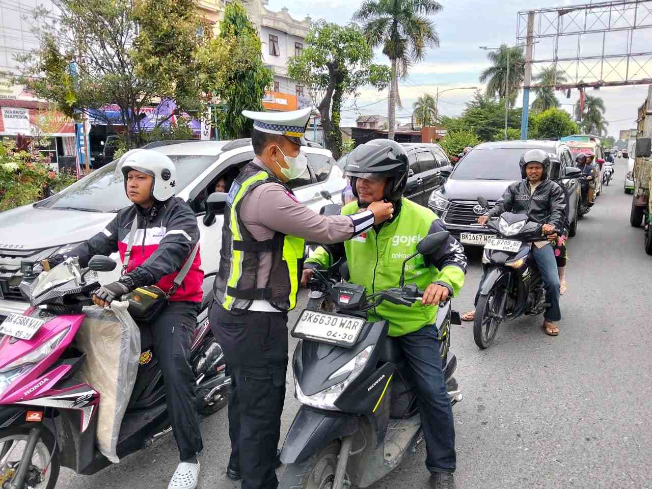 Pos Padat Pagi Rabu, Sat Lantas Pematangsiantar Atur Lalin & Himbau Pengguna Jalan di Jalan Parapat Simpang 2   