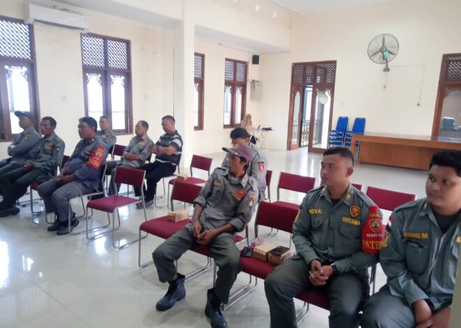Berikan Motivasi Displin Bekerja, Babinsa Kemlayan Berikan Pembinaan Kepada Linmas.