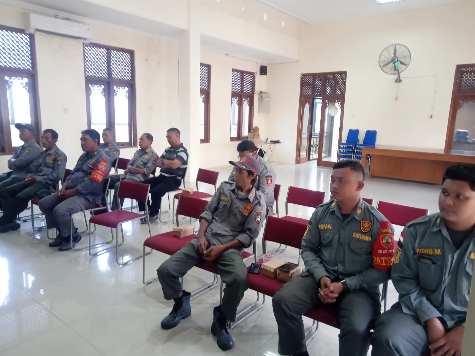Berikan Motivasi Displin Bekerja, Babinsa Kemlayan Berikan Pembinaan Kepada Linmas.