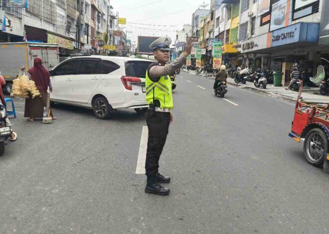 Sat Lantas Pematangsiantar Atur Lalin di Jalan Sutomo — Toko Roti Ganda, Arus Tetap Aman dan Lancar   