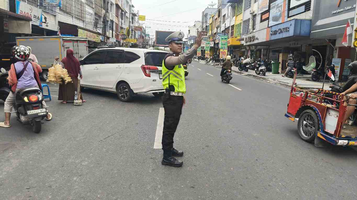 Sat Lantas Pematangsiantar Atur Lalin di Jalan Sutomo — Toko Roti Ganda, Arus Tetap Aman dan Lancar   
