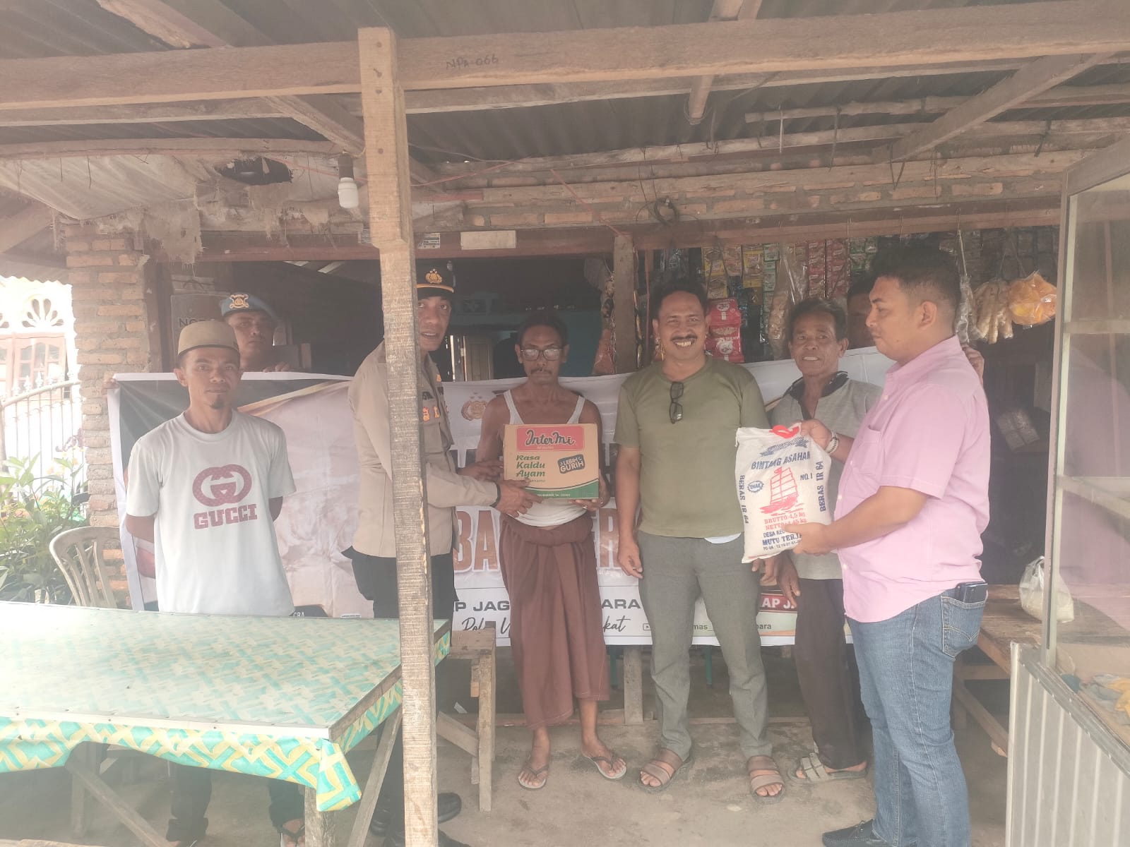 Jumat Berkah Kapolres Batu Bara di Desa Nanasiam, Bantuan Beras & Sembako Diserahkan kepada Bapak Syarief   