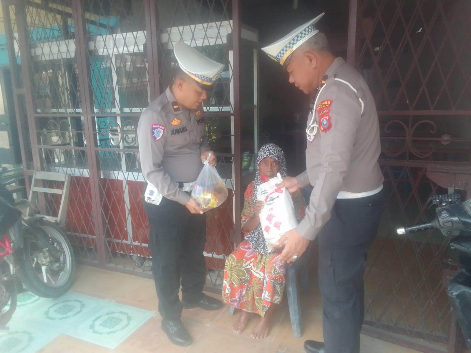 Jum’at Berkah Satlantas Polres Batu Bara: Atur Lalu Lintas & Bagikan Sembako di Jalan Perintis