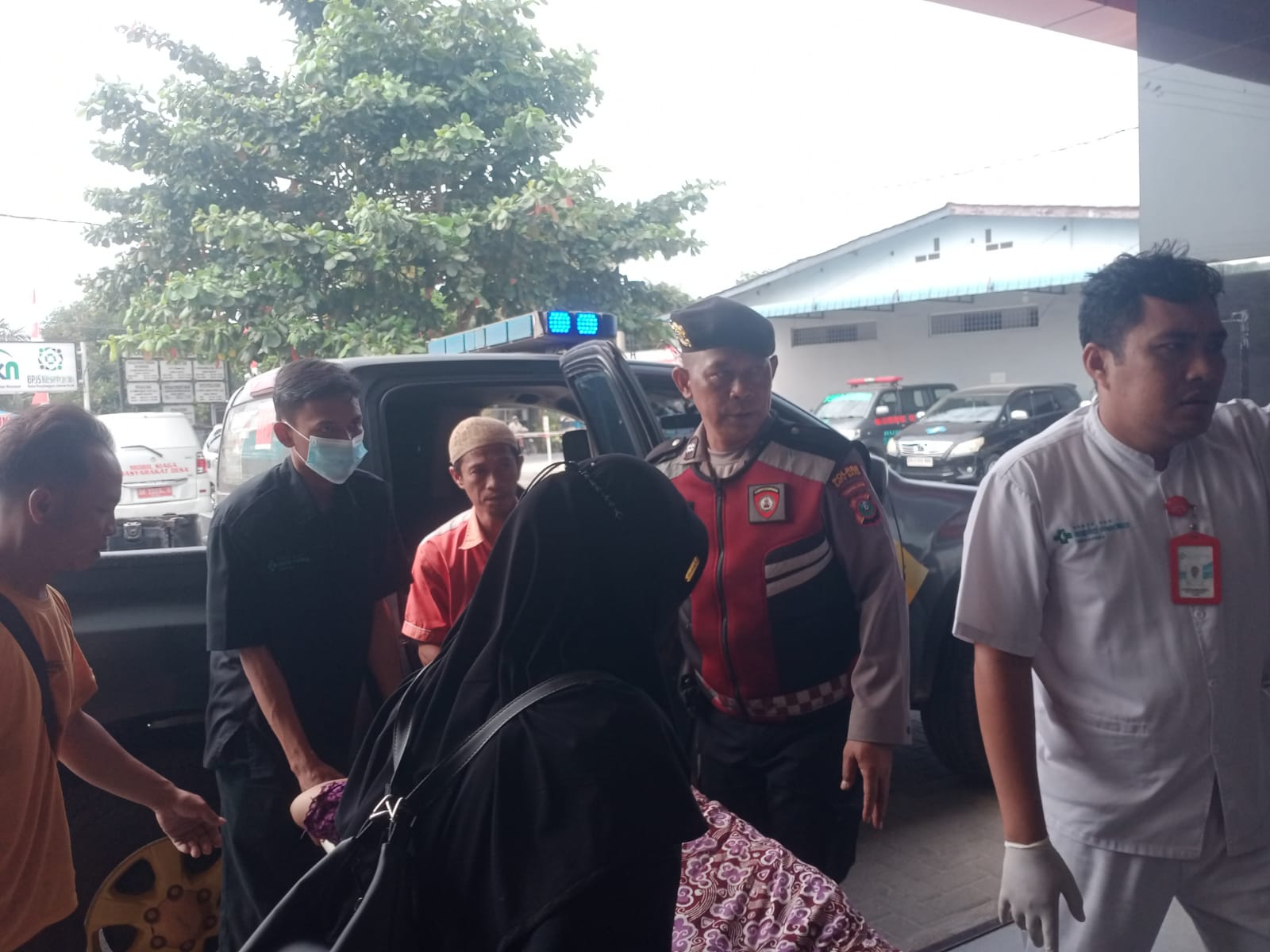 Patroli Samapta Polres Batu Bara Bantu Warga Sakit, Antar ke Rumah Sakit   