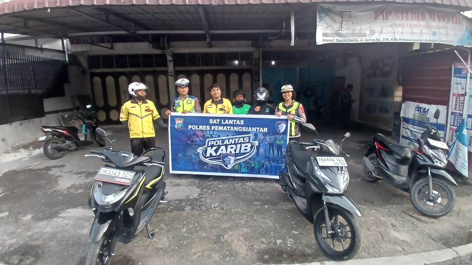 Polantas Karib Sat Lantas Pematangsiantar Sosialisasikan Safety Riding kepada Pengemudi Ojek Online   