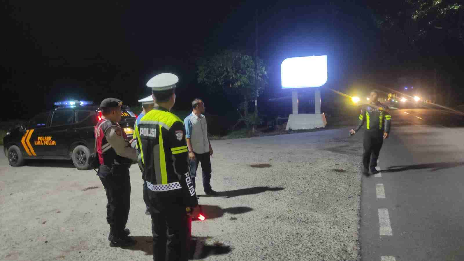 Jaga Kamtibmas Wilayah, Polsek Lima Puluh Laksanakan Patroli Mobile Antisipasi Tawuran dan Geng Motor   