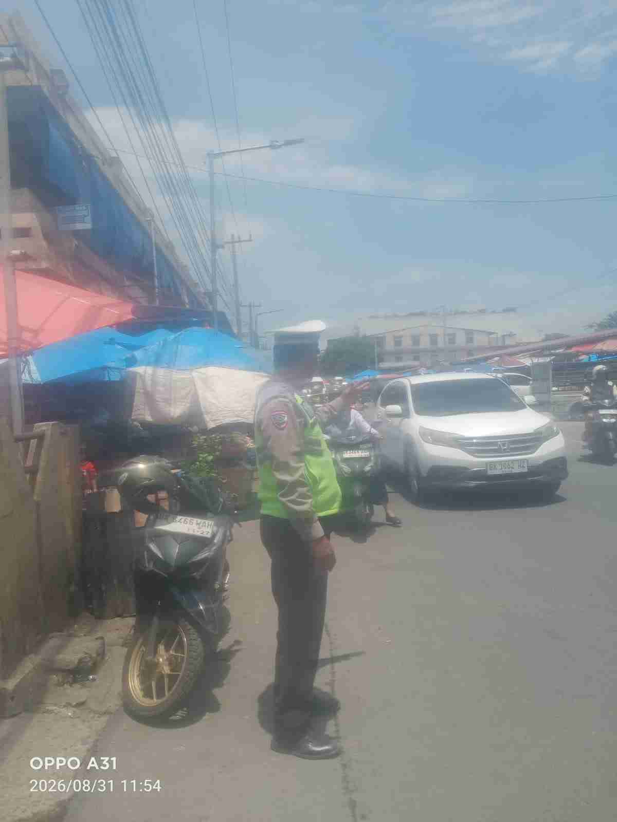 Jaga Kelancaran Arus Siang, Satlantas Polres Pematangsiantar Laksanakan Pengaturan di Jalan Merdeka–Imam Bonjol   