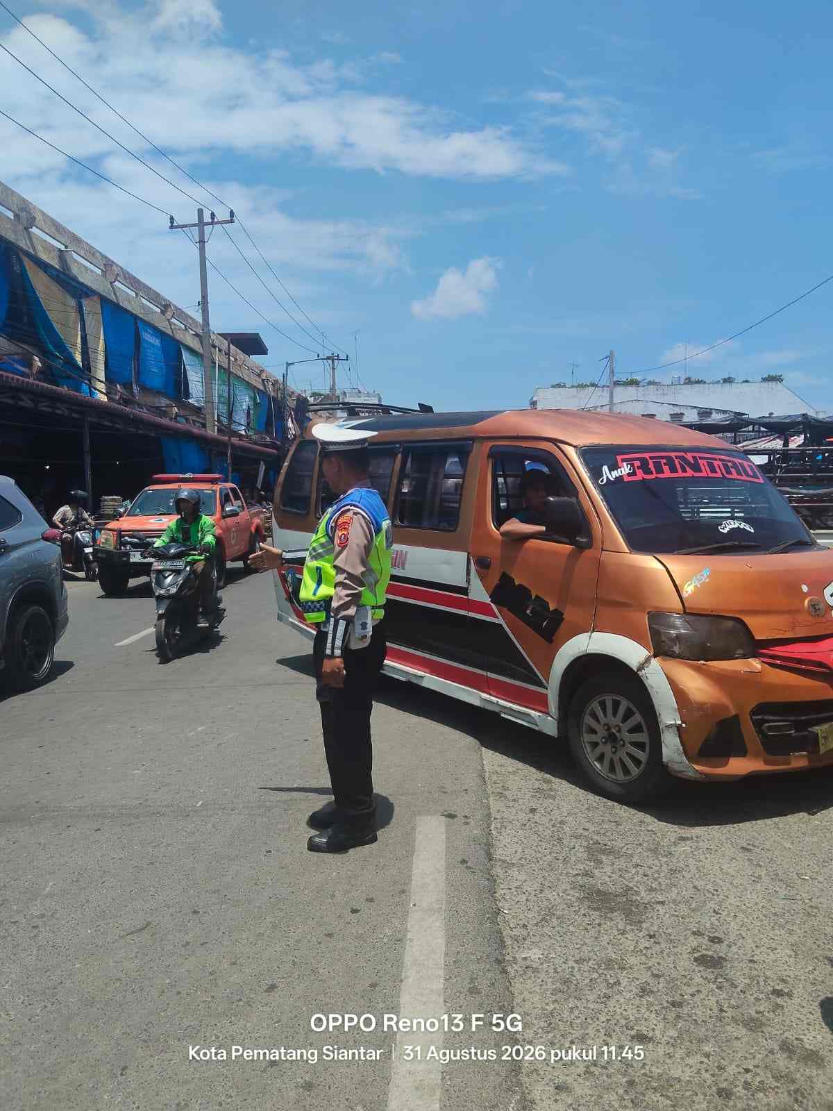 Jaga Arus Lalu Lintas Siang, Satlantas Polres Pematangsiantar Laksanakan Pengaturan di Jalan Merdeka   