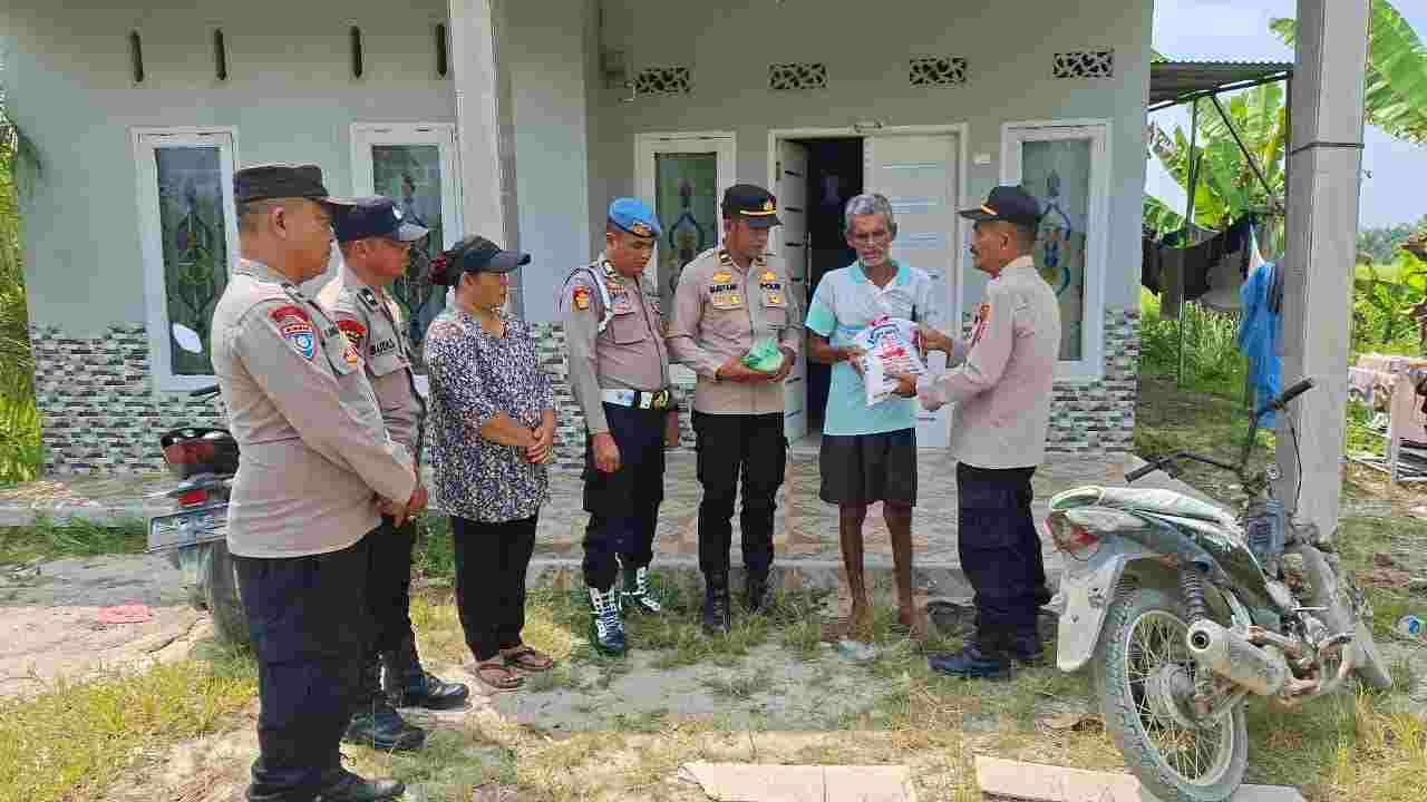 Empat Rumah Warga Rusak Diterjang Angin Kencang, Polres Batu Bara Salurkan Bantuan Sembako   