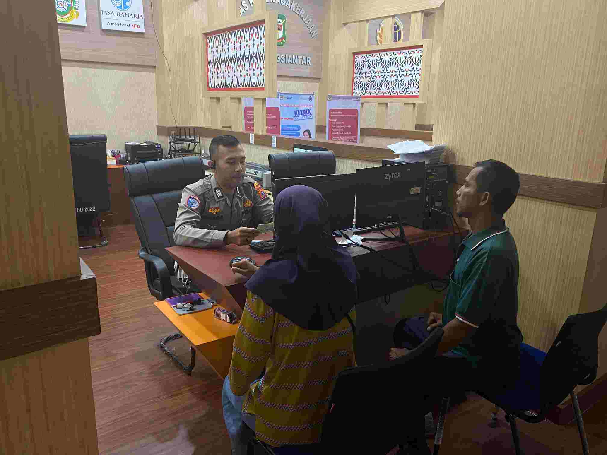 Sat Lantas Polres Pematangsiantar Hadir di Mal Pelayanan Publik Ramayana, Bripka Dedy TS Sinaga Layani Pengesahan STNK di Jalan Sutomo   